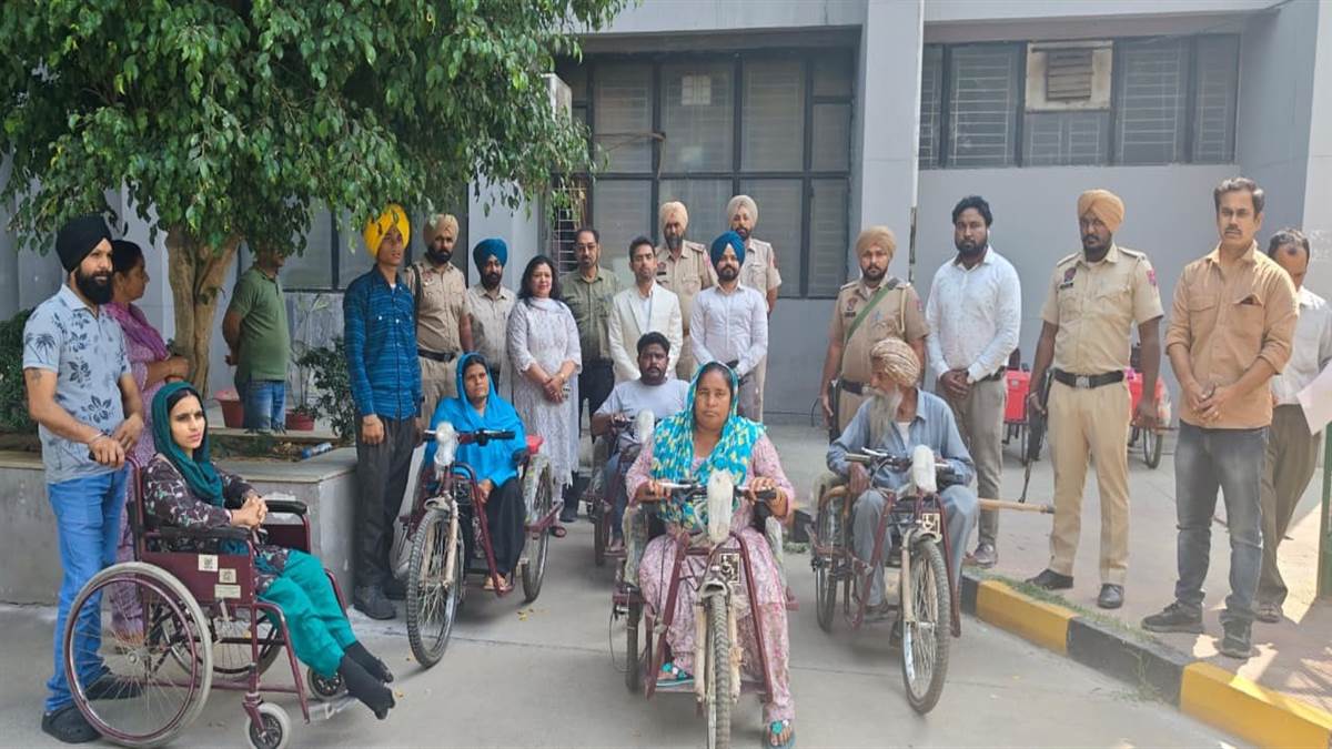 ਡੀਸੀ ਨੇ ਦਿਵਿਆਂਗਜਨਾਂ ਨੂੰ ਟਰਾਈਸਾਈਕਲ ਭੇਟ ਕੀਤੇ