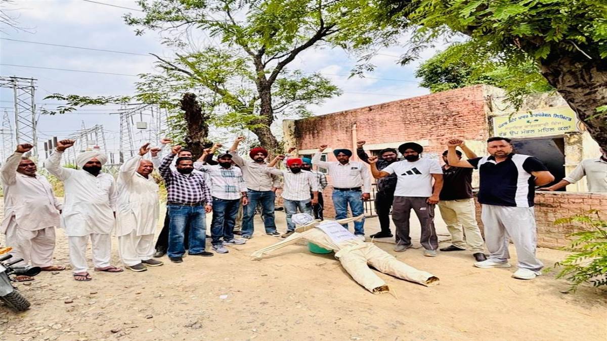 ਬਿਜਲੀ ਮੁਲਾਜ਼ਮਾਂ ਦਾ ਸੰਘਰਸ਼ ਹੋਰ ਤੇਜ਼ ਕਰਨ ਦਾ ਐਲਾਨ, ਬਿਜਲੀ ਮੰਤਰੀ ਦੀ ਅਰਥੀ ਸਾੜ ਕੇ ਜਤਾਇਆ ਰੋਸ, ਮੰਗਾਂ ਨਾ ਮੰਨਣ 'ਤੇ ਤਿੱਖੇ ਅੰਦੋਲਨ ਦੀ ਚਿਤਾਵਨੀ