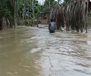 Assam Flood: ਅਸਾਮ 'ਚ ਹੜ੍ਹ ਤੇ ਜ਼ਮੀਨ ਖਿਸਕਣ ਨਾਲ ਦੋ ਲੱਖ ਲੋਕ ਪ੍ਰਭਾਵਿਤ, ਰੇਲਵੇ ਸਟੇਸ਼ਨ 'ਚ ਫਸੇ 1600 ਯਾਤਰੀਆਂ ਨੂੰ ਬਚਾਇਆ ਗਿਆ