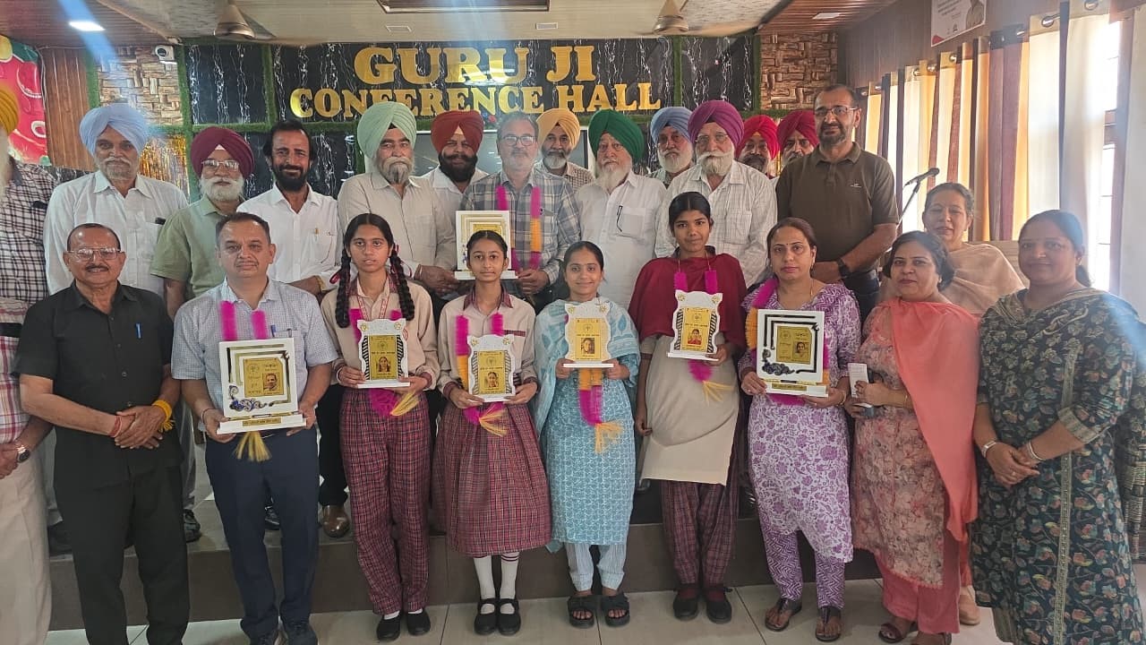ਪ੍ਰਕਿਰਤੀ ਕਲੱਬ ਵੱਲੋਂ ਮੈਰਿਟ ’ਚ ਆਈਆਂ ਕੁੜੀਆਂ ਦਾ ਸਨਮਾਨ