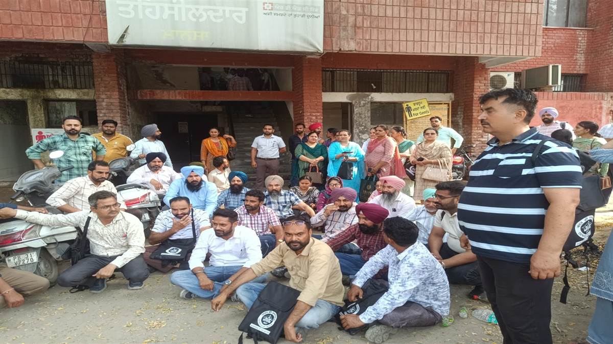 ਜਨਗਣਨਾ ਦਾ ਸਾਮਾਨ ਘੱਟ ਮਿਲਣ ’ਤੇ ਪ੍ਰਸ਼ਾਸਨ ਖ਼ਿਲਾਫ਼ ਨਾਅਰੇਬਾਜ਼ੀ