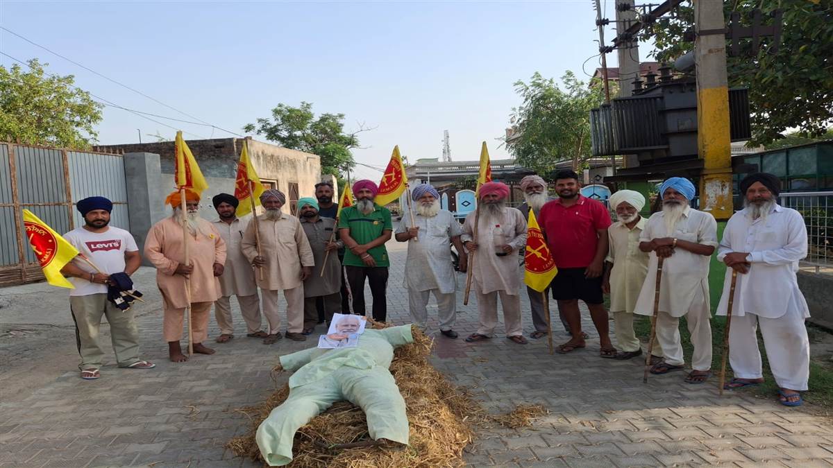 ਕਿਸਾਨਾਂ ’ਤੇ ਲਾਠੀਚਾਰਜ ਖ਼ਿਲਾਫ਼ ਭਾਜਪਾ ਤੇ ਰਾਜਪਾਲ ਦੇ ਪੁਤਲੇ ਫੂਕੇ