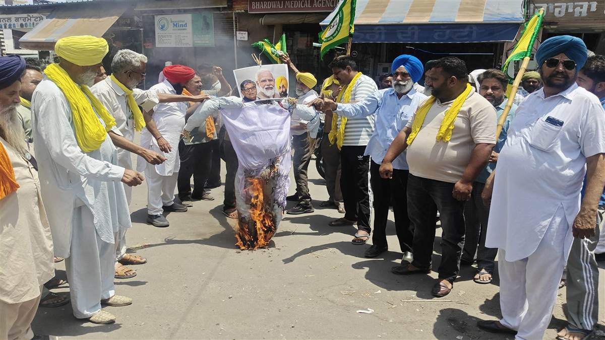 ਲਾਠੀਚਾਰਜ ਦੇ ਵਿਰੋਧ ’ਚ ਕਿਸਾਨਾਂ ਫੂਕੇ ਸਰਕਾਰਾਂ ਦੇ ਪੁਤਲੇ