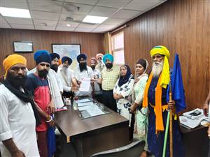 ਅਕਾਲੀ ਦਲ ਵਾਰਿਸ ਪੰਜਾਬ ਜਥੇਬੰਦੀ ਨੇ ਰਾਜਪਾਲ ਦੇ ਨਾਂ ਡੀਸੀ ਨੂੰ ਸੌਂਪਿਆ ਮੰਗ ਪੱਤਰ