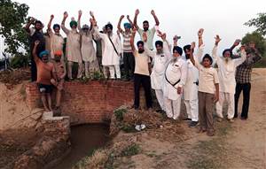 MP ਮੀਤ ਹੇਅਰ ਦੇ ਜੱਦੀ ਪਿੰਡ ਕੁਰੜ ਵਿਖੇ ਨਵੇਂ ਰਜਵਾਹੇ ਦੇ ਮੋਘੇ ਤੋਂ ਪਾਣੀ ਨਾ ਮਿਲਣ ’ਤੇ ਕਿਸਾਨਾਂ 'ਚ ਗੁੱਸਾ, ਸਰਕਾਰ ਤੇ ਨਹਿਰੀ ਵਿਭਾਗ ਖ਼ਿਲਾਫ਼ ਕੀਤੀ ਨਾਅਰੇਬਾਜ਼ੀ