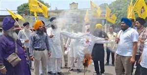 CM ਭਗਵੰਤ ਮਾਨ ਖ਼ਿਲਾਫ਼ 'ਵਾਰਿਸ ਪੰਜਾਬ ਦੇ' ਦਾ ਹੱਲਾਬੋਲ: ਫੂਕਿਆ ਪੁਤਲਾ, ਅਸਤੀਫ਼ੇ ਤੇ ਕਾਨੂੰਨੀ ਕਾਰਵਾਈ ਦੀ ਕੀਤੀ ਮੰਗ