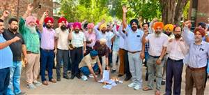 ਪੰਜਾਬ ਮੁਲਾਜ਼ਮ ਤੇ ਪੈਨਸ਼ਨਰ ਦੀ ਸਾਂਝੀ ਤਾਲਮੇਲ ਕਮੇਟੀ ਵੱਲੋਂ 17-7-20 ਦੇ ਪੱਤਰ ਦੀਆਂ ਕਾਪੀਆਂ ਸਾੜ ਕੇ ਪੰਜਾਬ ਸਰਕਾਰ ਦਾ ਕੀਤਾ ਵਿਰੋਧ