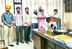ਫ਼ਰਦ ਕੇਂਦਰ ਕੰਪਿਊਟਰ ਆਪਰੇਟਰਾਂ ਵੱਲੋ ਮੰਗਾਂ ਸਬੰਧੀ ਏਡੀਸੀ ਨੂੰ ਦਿੱਤਾ ਮੰਗ ਪੱਤਰ