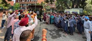 PSEB ਦੇ ਡੇਲੀਵੇਜ਼ ਕਰਮਚਾਰੀਆਂ ਨੇ ਸਰਕਾਰ ਵਿਰੁੱਧ ਖੋਲ੍ਹਿਆ ਮੋਰਚਾ, ਪੰਜਾਬ ਦੀ ‘ਆਪ’ ਸਰਕਾਰ ’ਤੇ ਵਾਅਦਾਖ਼ਿਲਾਫ਼ੀ ਦਾ ਦੋਸ਼