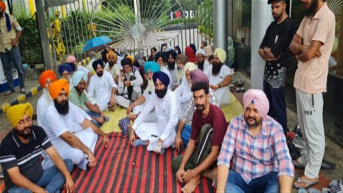 Leaders of Akali Dal and other organizations stood firm for the rights of students despite the rain