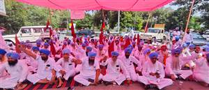 ਸੇਵਾਮੁਕਤ ਫੌਜੀ ਦੇ ਇਨਸਾਫ ਲਈ ਕਮੇਟੀ ਨੇ ਕੰਟੋਨਮੈਂਟ ਰੋਡ 'ਤੇ ਦਿੱਤਾ ਧਰਨਾ
