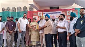 ਮਾਲਵਾ ਕਾਲਜ ਦੇ ਪ੍ਰਿੰਸੀਪਲ ਗੁਰਜੀਤ ਸਿੰਘ ਗਾਂਧੀ ਸ਼ਾਨਦਾਰ ਸੇਵਾਵਾਂ ਬਦਲੇ ਸਨਮਾਨਿਤ