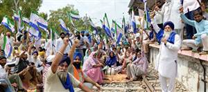 ਕਿਸਾਨਾਂ ਮਜ਼ਦੂਰਾਂ ਵੱਲੋਂ ਹੱਕਾਂ ਮੰਗਾਂ ਦੀ ਪੂਰਤੀ ਲਈ ਮੱਲਾਂਵਾਲਾ ਰੇਲਵੇ ਟਰੈਕ ਤੇ ਅਣਮਿੱਥੇ ਸਮੇਂ ਲਈ ਧਰਨਾ ਸ਼ੁਰੂ