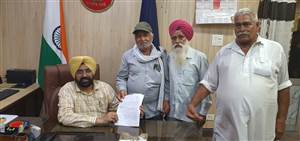 ਮੰਡੀਆਂ ’ਚ ਪ੍ਰਬੰਧਾਂ ਨੂੰ ਲੈ ਕੇ ਐੱਸਡੀਐੱਮ ਨੂੰ ਦਿੱਤਾ ਮੰਗ ਪੱਤਰ