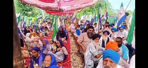 ਕਿਸਾਨਾਂ ਨੇ ਝਾਖੋਲੜੀ ਨੇੜੇ ਰੋਕੀ ਰੇਲ
