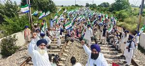 ਅਲਟੀਮੇਟਮ ਖ਼ਤਮ ਹੁੰਦਿਆਂ ਹੀ ਅੰਮ੍ਰਿਤਸਰ ’ਚ ਰੇਲਵੇ ਟ੍ਰੈਕ 'ਤੇ ਡਟੇ ਕਿਸਾਨ, ਦੇਵੀਦਾਸਪੁਰਾ ’ਚ ਰੇਲਵੇ ਪਟੜੀਆਂ 'ਤੇ ਦਿੱਤਾ ਧਰਨਾ; ਟ੍ਰੇਨਾਂ 'ਤੇ ਪਵੇਗਾ ਅਸਰ