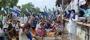 ਮੱਲਾਵਾਲਾ 'ਚ ਰੇਲਵੇ ਟਰੈਕ 'ਤੇ ਡਟੇ ਕਿਸਾਨ-ਮਜ਼ਦੂਰ, ਮੰਗਾਂ ਨੂੰ ਲੈ ਕੇ ਅਣਮਿੱਥੇ ਸਮੇਂ ਲਈ ਧਰਨਾ ਸ਼ੁਰੂ
