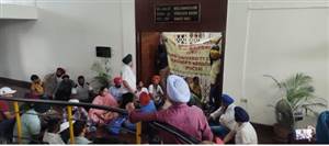ਕੰਟਰੈਕਟ ਅਧਿਆਪਕਾਂ ਨੇ ਵੀਸੀ ਦਫ਼ਤਰ ਨੂੰ ਜੜਿਆ ਤਾਲਾ, ਡੀਨ ਅਤੇ ਰਜਿਸਟਰਾਰ ਸਮੇਤ ਹੋਰ ਅਧਿਕਾਰੀ ਪਿਛਲੇ ਗੇਟ ਰਾਹੀਂ ਨਿਕਲੇ