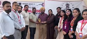 ਮਾਡਰਨ ਗਰੁੱਪ ਆਫ਼ ਕਾਲਜਿਸ ਵਿਖੇ ਵਿਸ਼ਾਲ ਖੂਨਦਾਨ ਕੈਂਪ ਲਾਇਆ