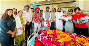 ਰਤਨ ਧਨੇੜਾ ਨੇ ਨਵਜੰਮੇ ਬੱਚਿਆਂ ਨੂੰ ਦਿੱਤੇ ਤੋਹਫੇ, ਮਰੀਜ਼ਾਂ ਦਾ ਜਾਣਿਆ ਹਾਲ