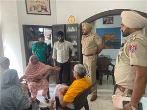 ਸਾਬਕਾ ਸਰਪੰਚਣੀ ਦੇ ਘਰ ਦਿਨ ਚੜ੍ਹਦੇ ਲੁੱਟ, ਬੰਧਕ ਬਣਾ ਕੇ ਸੋਨੇ ਦੀਆਂ ਵਾਲੀਆਂ ਤੇ 25 ਹਜ਼ਾਰ ਰੁਪਏ ਲੈ ਗਏ ਲੁਟੇਰੇ; CCTV ਦਾ DVR ਵੀ ਨਹੀਂ ਛੱਡਿਆ