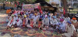 ਜ਼ਮੀਨ ਪ੍ਰਾਪਤੀ ਸੰਘਰਸ਼ ਕਮੇਟੀ ਵੱਲੋਂ ਧਰਨਾ ਛੇਵੇਂ ਦਿਨ ਵੀ ਜਾਰੀ ਰਿਹਾ