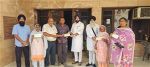 ਸ਼੍ਰੋਮਣੀ ਕਮੇਟੀ ਵੱਲੋਂ 4 ਪਰਿਵਾਰਾਂ ਨੂੰ ਵਿੱਤੀ ਸਹਾਇਤਾ ਦੇ ਚੈੱਕ ਭੇਟ