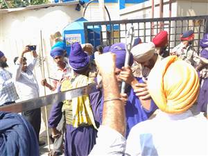 ਮਾਨਸਾ ਸਿਵਲ ਹਸਪਤਾਲ 'ਚ ਤਣਾਅ : ਪਰਵਿੰਦਰ ਸਿੰਘ ਝੋਟਾ ਕਤਲ ਕਾਂਡ ਦੇ ਮਾਮਲੇ 'ਚ 'ਆਪ' ਵਿਧਾਇਕ ਡਾ. ਵਿਜੇ ਸਿੰਗਲਾ ਦੀ ਗੱਡੀ ਦਾ ਘਿਰਾਓ