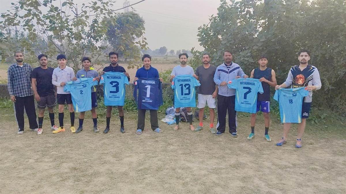 ਐੱਨਆਰਆਈ ਅਭੈਦੀਪ ਸਿੰਘ ਨੇ ਫੁੱਟਬਾਲ ਦੀਆਂ ਮੁਫ਼ਤ ਵਰਦੀਆਂ ਦਿੱਤੀਆਂ