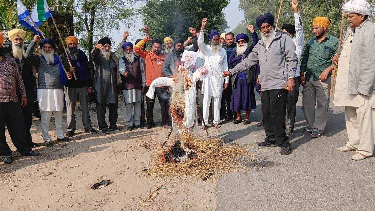 ਕਿਸਾਨ ਜਥੇਬੰਦੀਆਂ ਨੇ ਫੂਕਿਆ ਪੰਜਾਬ ਸਰਕਾਰ ਅਤੇ ਮੋਦੀ ਸਰਕਾਰ ਦਾ ਪੁਤਲਾ