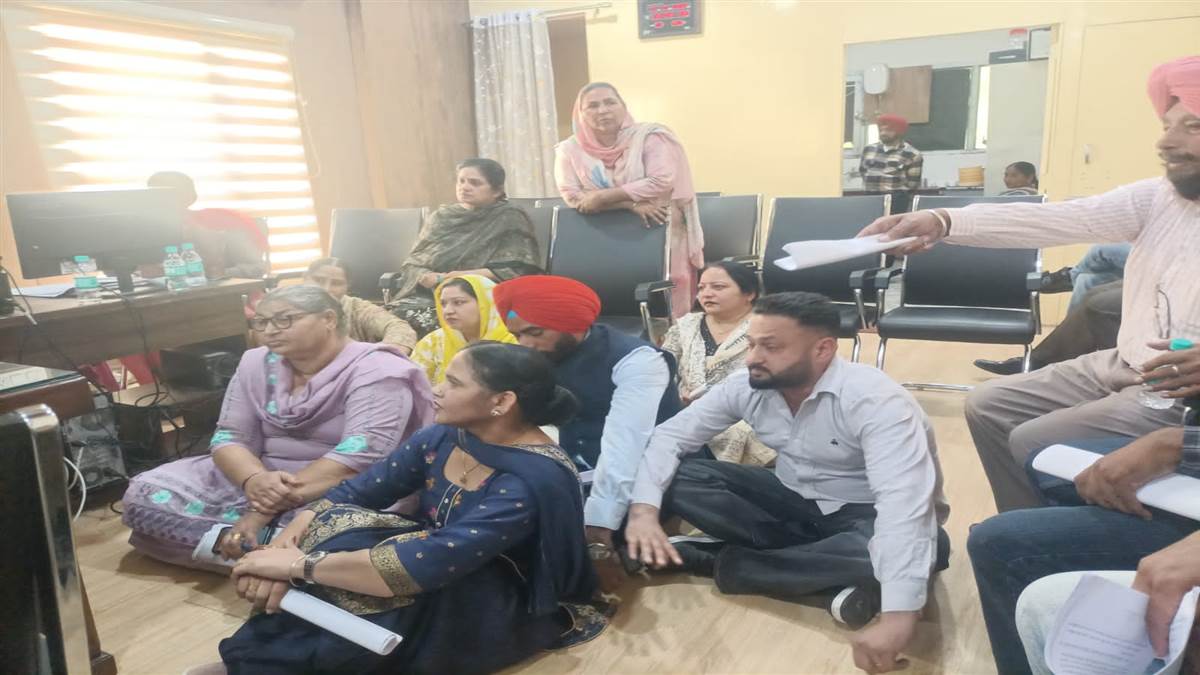 ਵਾਰਡਾਂ ’ਚ ਨਹੀਂ ਹੋ ਰਹੇ ਕੰਮ, ਵਿਰੋਧ ’ਚ ਕੌਂਸਲਰਾਂ ਨੇ ਲਾਇਆ ਧਰਨਾ