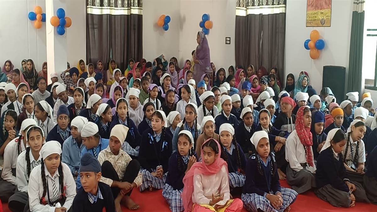 ਪ੍ਰਕਾਸ਼ ਪੁਰਬ ਖਾਲਸਾ ਕਾਲਜ ਢੰਡੋਵਾਲ ਵਿਖੇ ਸ਼ਰਧਾ ਨਾਲ ਮਨਾਇਆ