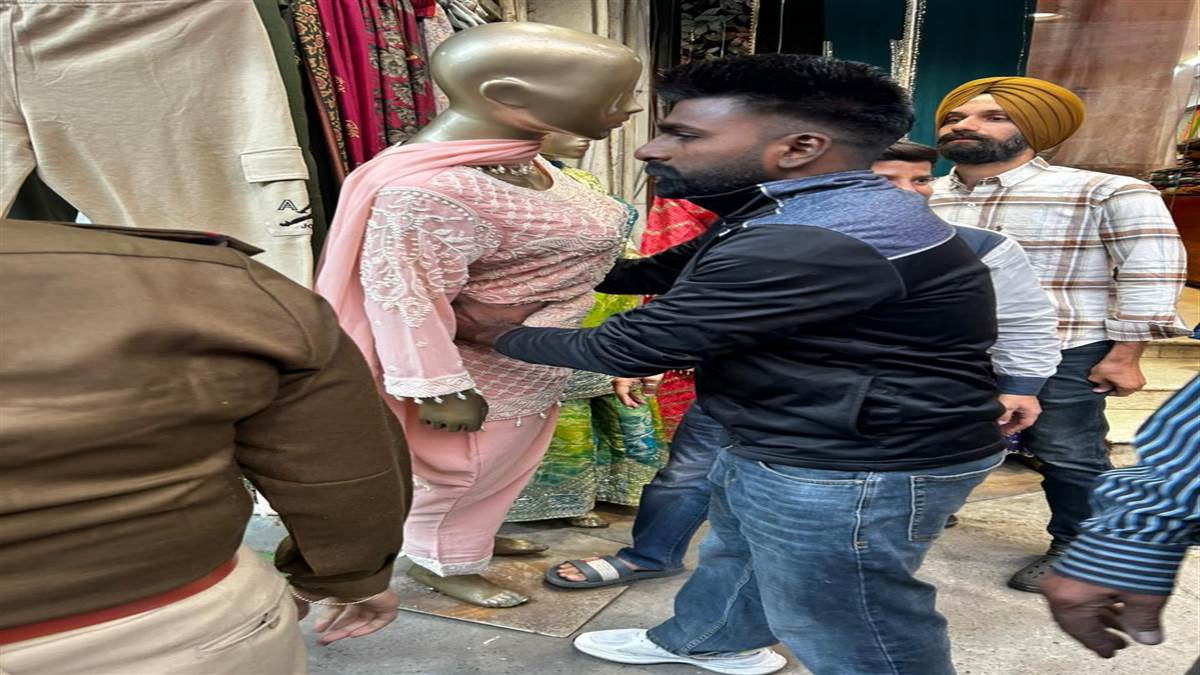 ਦੁਕਾਨਾਂ ਦੇ ਬਾਹਰ ਪਿਆ ਸਾਮਾਨ ਜ਼ਬਤ