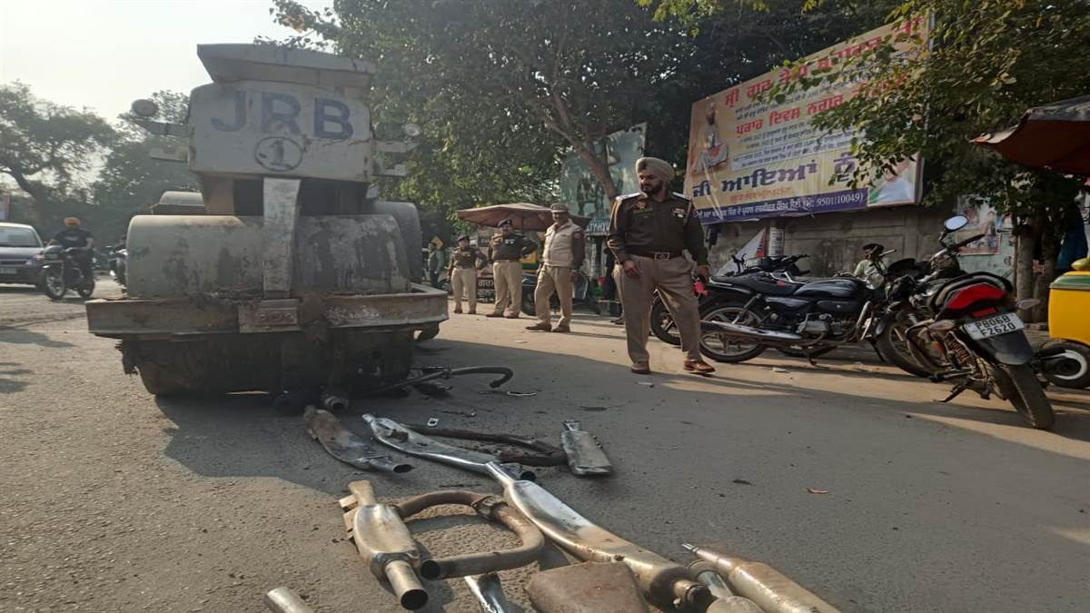 ਪੁਲਿਸ ਦਾ ਸਖ਼ਤ ਅਭਿਆਨ, 100 ਮੋਡੀਫਾਈ ਕੀਤੇ ਵਾਹਨਾਂ ਦੇ ਸਾਈਲੈਂਸਰ ਭੰਨੇ