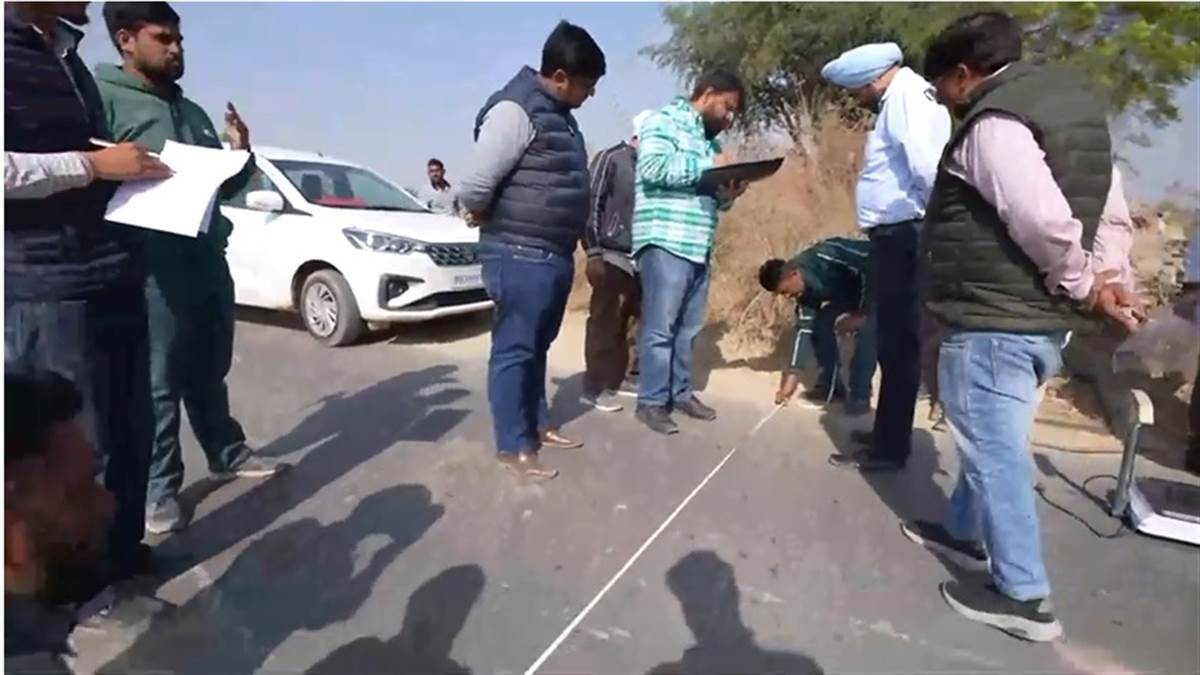 CM ਫਲਾਈਂਗ ਸਕੁਐਡ ਦੀ ਵੱਡੀ ਕਾਰਵਾਈ ! ਘਟੀਆ ਸੜਕ ਬਣਾਉਣ 'ਤੇ ਪੰਜਾਬ ਮੰਡੀ ਬੋਰਡ ਦਾ JE ਟਰਮੀਨੇਟ ਤੇ SDO ਨੂੰ ਨੋਟਿਸ