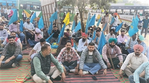 ਕਿੱਲੋਮੀਟਰ ਸਕੀਮ ਵਾਲੀਆਂ ਬੱਸਾਂ ਦਾ ਟੈਂਡਰ ਕੀਤਾ ਜਾਵੇ ਰੱਦ, ਨਹੀਂ ਕੀਤਾ ਸ਼ਹਿਰ ਕੀਤੇ ਜਾਣਗੇ ਬੰਦ; ਕੱਚੇ ਕਾਮਿਆਂ ਵੱਲੋਂ  ਬੱਸਾਂ ਦੀ ਹੜ੍ਹਤਾਲ