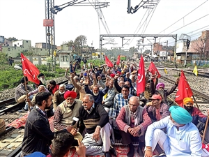 Pathankot Kisan Rail Roko Andolan:ਪਠਾਨਕੋਟ ਕੈਂਟ ਵਿਖੇ ਕਾਲੇ ਕਾਨੂੰਨਾਂ ਨੂੰ ਰੱਦ ਕਰਵਾਉਣ ਲਈ ਰੋਕੀਆਂ ਰੇਲਾਂ,ਯਾਤਰੀ ਪਰੇਸ਼ਾਨ