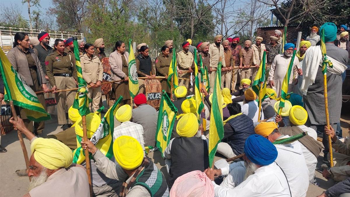 ਬੀਕੇਯੂ ਉਗਰਾਹਾਂ ਦੇ ਬਠਿੰਡਾ ਜਾ ਰਹੇ ਕਿਸਾਨਾਂ ਨੂੰ ਭੈਣੀ ਬਾਘਾ ਮਾਨਸਾ ਵਿਖੇ ਪੁਲਿਸ ਨੇ ਰੋਕਿਆ