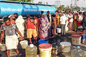 ਹੁਣ ਭਾਰਤ ਦੀ ਰਾਜਧਾਨੀ ਦਿੱਲੀ ਦਾ ਹਾਲ ਵੀ ਕੁਝ ਅਜਿਹਾ ਹੀ ਹੋਇਆ ਪਿਆ ਹੈ ਤੇ 1183 ਕੁ ਸਕੁਏਅਰ ਕਿੱਲੋਮੀਟਰ ਵਿਚ ਫੈਲੇ ਤੇ ਕਰੀਬ ਸਾਢੇ ਤਿੰਨ ਕਰੋੜ ਆਬਾਦੀ ਵਾਲੇ ਇਸ ਸ਼ਹਿਰ ਦੇ ਵਸਨੀਕਾਂ ਨੂੰ ਗਰਮੀਆਂ ਵਿਚ ਪਾਣੀ ਲਈ ਸੰਘਰਸ਼ ਕਰਨਾ ਪੈਂਦਾ ਹੈ।