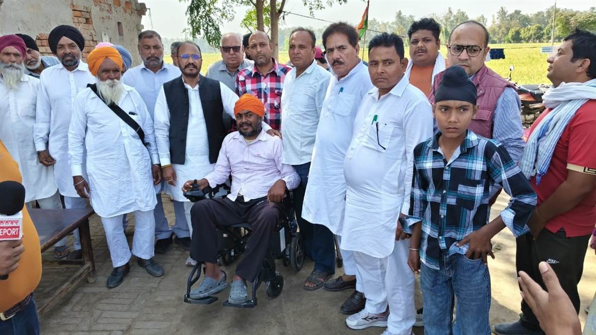 ਰਾਜ ਬਖ਼ਸ਼ ਕੰਬੋਜ ਵੱਲੋਂ ਅਪਾਹਜ ਵਿਅਕਤੀ ਨੂੰ ਇਲੈਕਟ੍ਰੌਨਿਕ ਰਿਕਸ਼ਾ ਭੇਟ