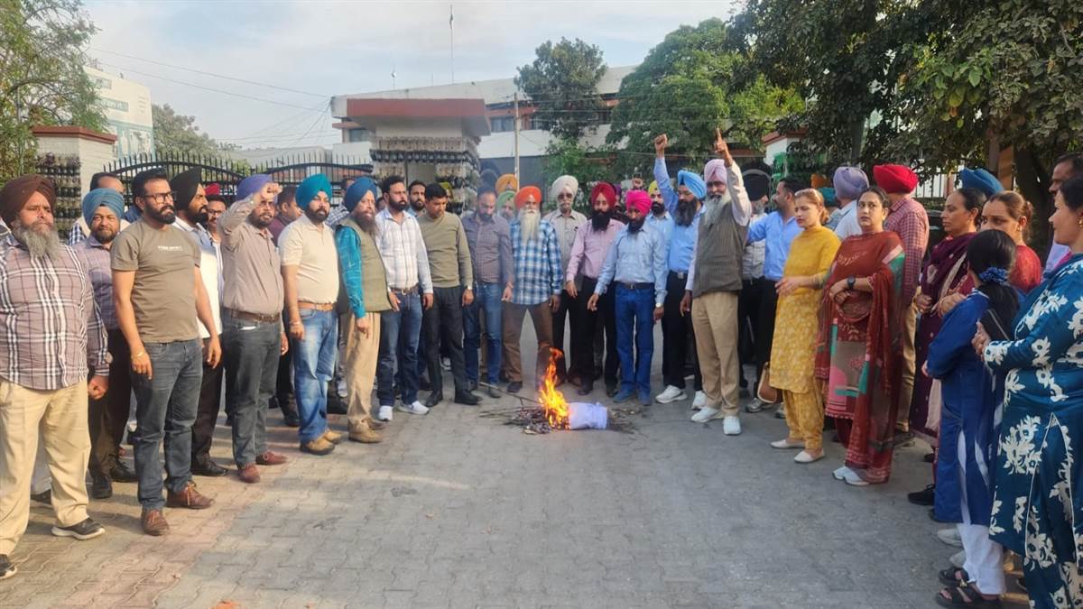 ਅਧਿਆਪਕ ਜੱਥੇਬੰਦੀਆਂ ਵੱਲੋਂ ਪੰਜਾਬ ਸਰਕਾਰ ਵਿਰੁੱਧ ਅਰਥੀ ਫੂਕ ਮੁਜ਼ਾਹਰਾ