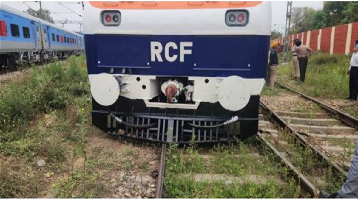Kapurthala News : RCF 'ਚ ਵਾਪਰਿਆ ਭਿਆਨਕ ਹਾਦਸਾ, ਪ੍ਰੀਖਣ ਦੌਰਾਨ ਬੇਕਾਬੂ ਹੋਏ MEMU ਰੇਕ ਨੇ ਤੋੜੇ ਗੇਟ