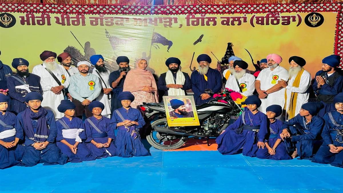 ਗੱਤਕਾ ਕੋਚ ਹਰਪ੍ਰੀਤ ਸਿੰਘ ਹਠੂਰ ਨੂੰ ਮੋਟਰਸਾਈਕਲ ਭੇਟ