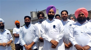 ਕਣਕ ਨੂੰ ਲੱਗੀ ਅੱਗ ਦਾ ਜਾਇਜ਼ਾ ਲੈਣ ਪੁੱਜੇ ਫਤਿਹ ਸਿੰਘ ਬਾਦਲ