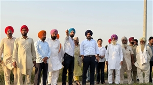 ਅੱਗ ਨਾਲ ਹੋਏ ਨੁਕਸਾਨ ਦਾ ਅਮੀਤ ਸਿੰਘ ਖੁੱਡੀਆਂ ਨੇ ਲਿਆ ਜਾਇਜ਼ਾ