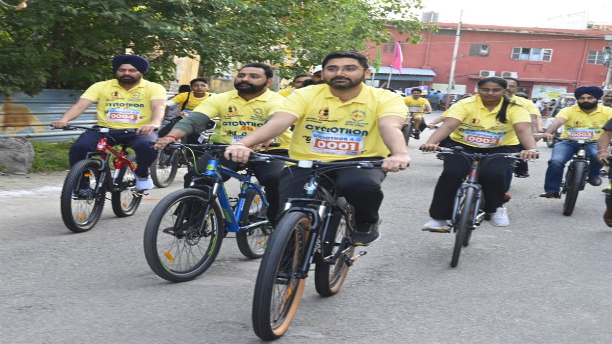 ਸਾਈਕਲੋਥਾਨ ਰਾਹੀਂ ਸਮਾਜ ਦੇ ਹਰ ਵਰਗ ਨੂੰ ਨਸ਼ਿਆਂ ਖਿਲਾਫ਼ ਲਾਮਬੰਦ ਹੋਣ ਦਾ ਦਿੱਤਾ ਸੱਦਾ, DC ਵਰਜੀਤ ਵਾਲੀਆ ਨੇ ਅਧਿਕਾਰੀਆਂ ਸਮੇਤ ਲਿਆ ਹਿੱਸਾ