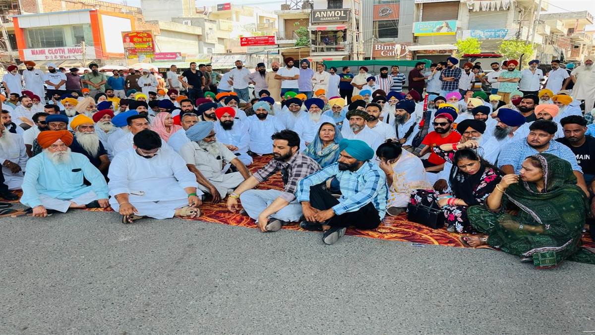 ਗੋਲੀਬਾਰੀ ਦੀਆਂ ਘਟਨਾਵਾਂ ਤੋਂ ਅੱਕੇ ਇਲਾਕਾ ਵਾਸੀਆਂ ਫੇੁਰੂਮਾਨ ਚੌਂਕ ’ਚ ਲਾਇਆ ਧਰਨਾ