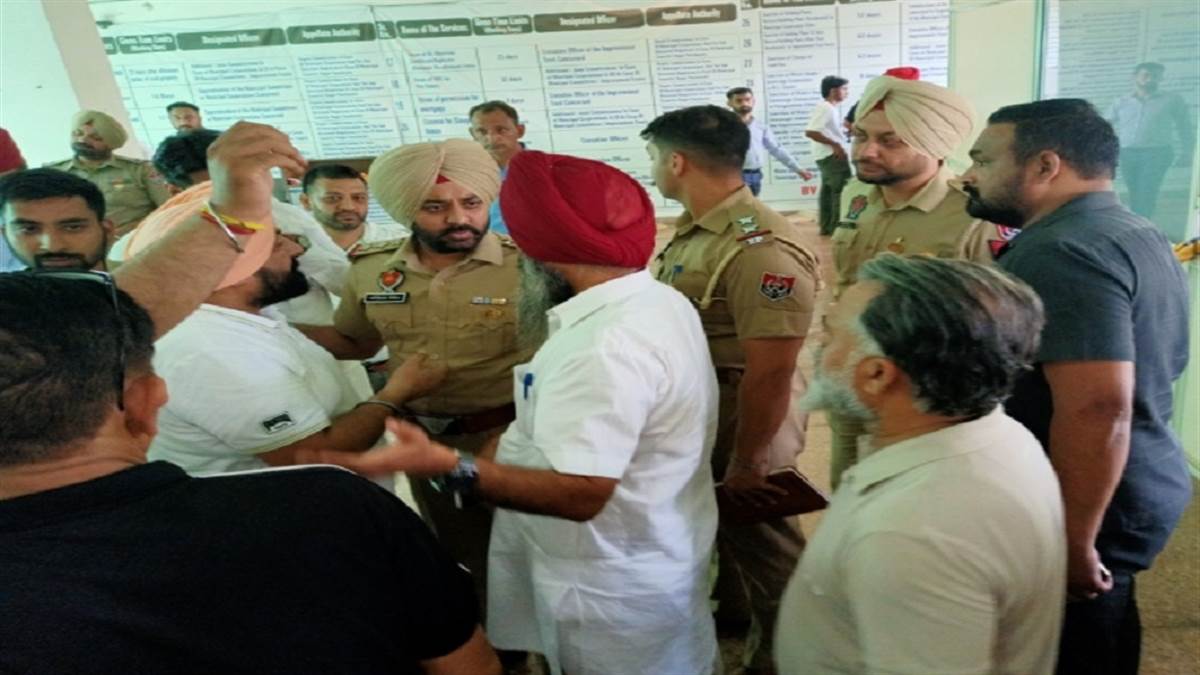 ਭਾਜਪਾ ਉਮੀਦਵਾਰਾਂ ਦੇ ਨਾਮਜ਼ਦਗੀ ਪੱਤਰ ਰੱਦ ਹੋਣ ’ਤੇ ਭੜਕਿਆ ਵਿਰੋਧ