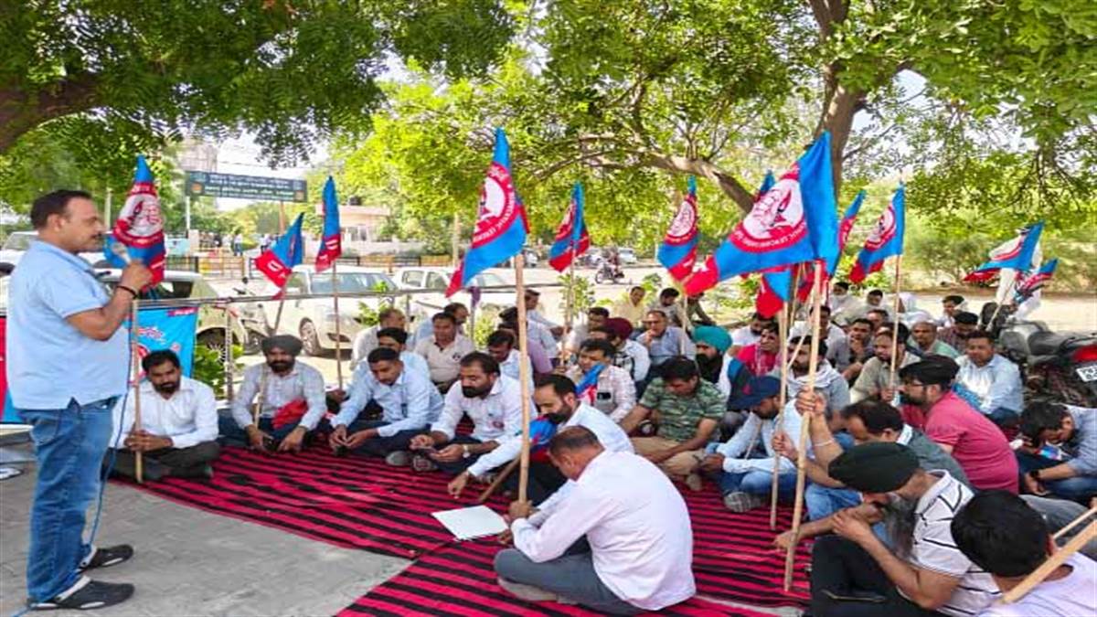 ਗੈਰ-ਵਿੱਦਿਅਕ ਤੇ ਦੋਹਰੀ ਡਿਊਟੀ ਦੇ ਵਿਰੋਧ ’ਚ ਡੀਸੀ ਦਫ਼ਤਰ ਘੇਰਿਆ