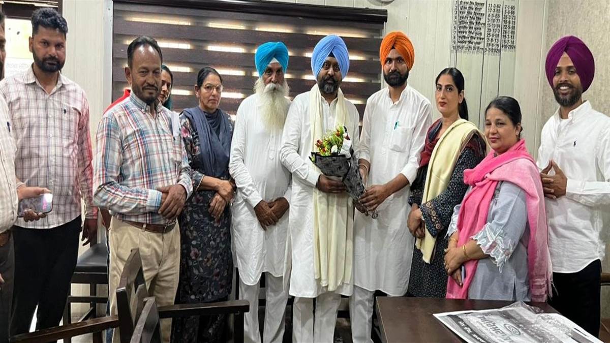 ਬਲਾਕ ਸੰਮਤੀ ਦੀ ਮੀਟਿੰਗ, ਪਿੰਡਾਂ ਦੇ ਵਿਕਾਸ ਕੰਮਾਂ ਲਈ ਚੈੱਕ ਵੰਡੇ